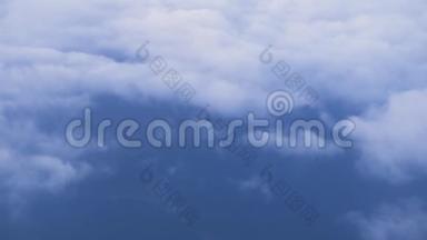 天空中的白云从窗户飞起的飞机俯瞰地球。 云景背景。 从飞机窗口可以看到空中景色